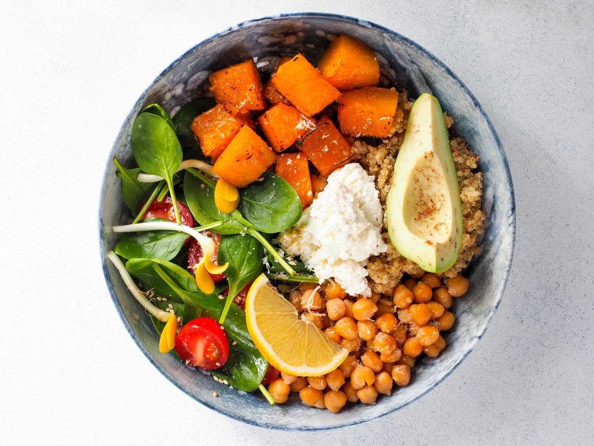 Prato equilibrado com grão-de-bico, abóbora assada, folhas, quinoa e abacate